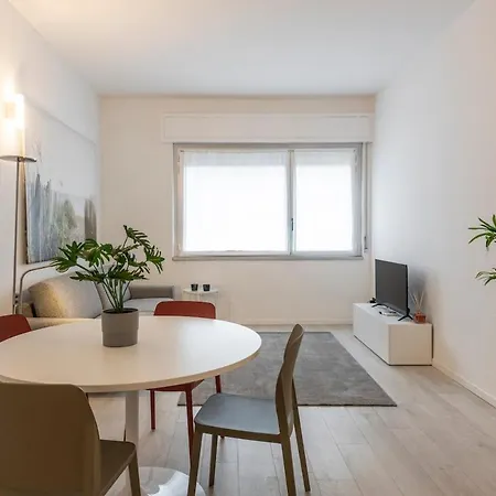 Citylife 6 - Bright Two Bedroom - B アパート *